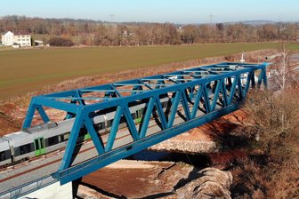 Bahn schiebt 700-Tonnen-Brücke im Crimmitschauer Ortsteil Gosel auf ihren Platz: Ausbau der Sachsen-Magistrale kommt voran - Die neue Bahnbrücke im Crimmitschauer Ortsteil Gosel ist auch optisch ein Hingucker.