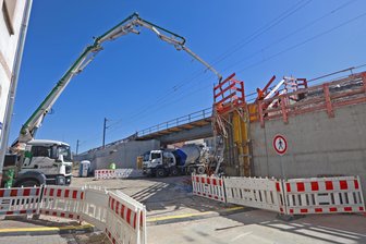 Bahn sperrt Abschnitt Gößnitz–Crimmitschau ab August: Zwei Brücken werden fertiggestellt - Bauarbeiter gießen die mittlere Stützwand der neuen Bahnbrücke an der Breitscheidstraße.