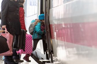 Bahn verkauft Familientickets ab 60 Euro - Sommerferien im Anmarsch: Die Bahn verkauft Familientickets zum Festpreis – ein Kind muss mitfahren, bis zu zwei Erwachsene dürfen mit.