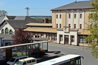Bahn verlängert Gleise und verschiebt Weichen - Am Bahnhof Werdau baut die Deutsche Bahn im Gleisbereich.