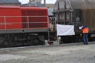 Ein 58-jähriger Lokrangierführer aus Klingenthal ist bei Rangierarbeiten auf dem Gelände des Oelsnitzer Bahnhofs zwischen einer Lok und einem Waggon eingeklemmt worden.