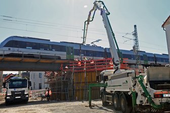 Bahnbrückenbau in Crimmitschau: Fußweg an der Breitscheidstraße monatelang dicht - Ab 3. Juni ist die Passage an der Bahnbrücke Breitscheidstraße auch für Fußgänger gesperrt.
