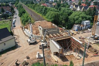 Bahnbrückenbau in Neukirchen/Pleiße: Rentner-Ehepaar weiß sich zu helfen - Blick auf den Bahnbrückenbau aus der Vogelperspektive. Das in unmittelbarer Nähe zur Baustelle lebende Rentner-Ehepaar (Wohnhaus links) spricht von Belastungen, kann mit Schmutz und Lärm inzwischen aber gut umgehen.
