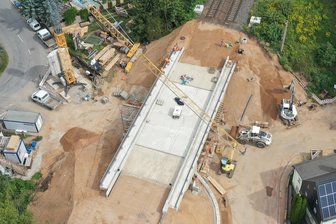 Bahnbrückenbau in Neukirchen: Züge rollen wieder ab 21. September - Erstmals sollen ab 21. September wieder Züge über die neue Bahnbrücke in Neukirchen rollen.