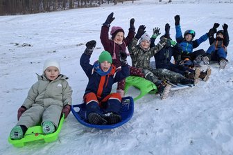 Bahne frei, Kartoffelbrei – Vom Geheimtipp bis zum Klassiker: Rodel-Tipps für Familien in der Region Flöha - Die Hennersdorfer Kinder freuen sich über ihren Rodelberg im Ort.