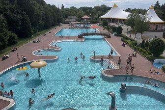 Bahnenziehen und Turmspringen: Was Chemnitzer Freibäder für wen zu bieten haben - Das Freibad in Gablenz wartet mit vielen Attraktionen auf. Das Bild wurde von der Rutsche aus geschossen. Im Hintergrund sieht man den Sprungturm mit Ein-, Drei- und Fünf-Meter-Brett.