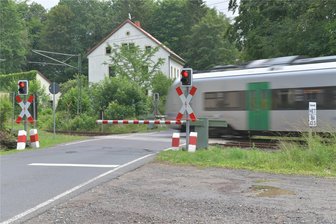 Bahnfahrer aus Freiberg müssen sich auf weitere Fahrplanänderungen einstellen - Beim RE 30 und bei der RB 3 von Dresden über Freiberg und Chemnitz nach Zwickau/Hof gibt es bis zum 8. September Fahrplanänderungen. Das Foto entstand am Bahnübergang nahe Kleinschirma.