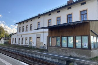 Bahnfan kauft Bahnhof im Vogtland - und will Gaststätte mit Deckenmalerei erhalten - Der Verkauf des Bahnhofs spült fast 70.000 Euro in die Stadtkasse.