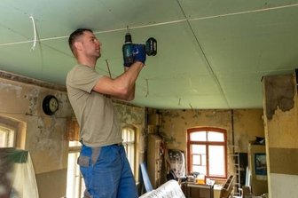 Bahnfreunde machen Stellwerk schick - Im Inneren des Gebäudes gibt es immer wieder etwas zu tun. Rico Bernhardt befestigt an der Decke Trockenbauplatten.