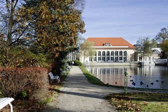Bahnhaltepunkt Kurpark? Bad Brambach fürchtet „vergiftetes Geschenk“ - Ein Bahnhaltepunkt am Kurpark Bad Brambach (im Foto Festhalle mit Teich) ist zum wiederholten Mal ins Gespräch gekommen.