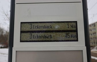 Bahnhaltestellen verwüstet: 47.000 Euro Schaden in Zwickau - Eine der beschädigten Anzeigetafeln an der Erich-Mühsam-Straße.