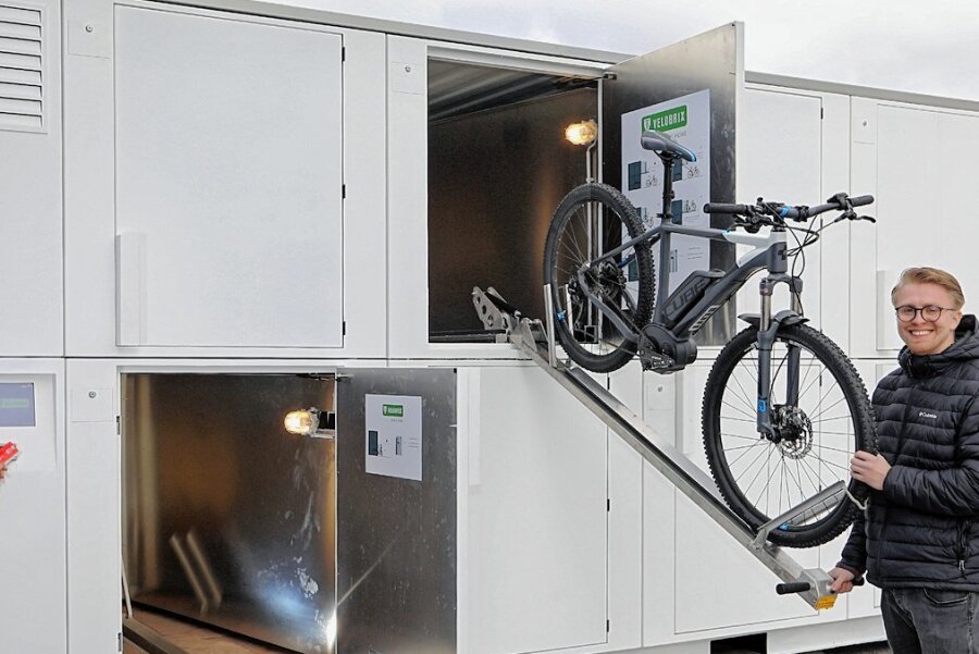 Bahnhöfe bekommen Fahrrad-Garagen - Patrick Rabe von der Chemnitzer Firma RWC Factory zeigt, wie eine Container-Fahrradgarage funktioniert. Die Anlage hat 16 Plätze, in die mittels eines Schienensystems Fahrräder eingeparkt werden können. Bezahlt wird mit einer EC- oder Kredit-Karte. 