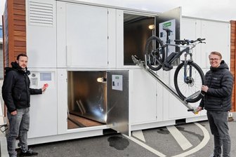 Bahnhöfe bekommen Fahrrad-Garagen - Patrick Rabe von der Chemnitzer Firma RWC Factory zeigt, wie eine Container-Fahrradgarage funktioniert. Die Anlage hat 16 Plätze, in die mittels eines Schienensystems Fahrräder eingeparkt werden können. Bezahlt wird mit einer EC- oder Kredit-Karte.