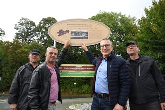Bahnhof Adorf nun Teil der touristischen Dampfbahn-Route Sachsen - Heiko Schmidt, Rico Schmidt, Christian Sacher und Maik Pester (von links) an der Stationstafel.