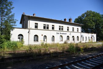 Bahnhof Bad Brambach: Gemeinderatsbeschluss zum Kauf rechtswidrig - Das Bahnhofsgebäude im Kurort Bad Brambach.