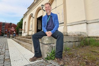 Bahnhof Crimmitschau: Eines der ersten Lebenszeichen wird ein Ticken sein - Tino Wolter vor seinem Bahnhofsgebäude in Crimmitschau. Derzeit arbeitet der Dresdner an einem Konzept, wie das Haus künftig genutzt werden soll. 