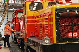 Bahnhof der Chemnitzer Parkeisenbahn: Wann startet der Bau? - Winterpause für die Parkeisenbahn: Der Technische Geschäftsführer Tim Zolkos nutzt die Zeit für Arbeiten an der Lok 6006, Baujahr 2002, um sie auf die neue Saison vorzubereiten. Wann der Umbau des Bahnhofsgebäudes beginnt, ist noch nicht ganz klar.