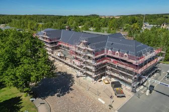 Bahnhof Falkenstein: Darum muss an der frischen Fassade nochmal nachgebessert werden - Die Fassade des Bahnhofs in Falkenstein muss nochmal gestrichen werden.