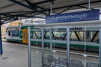 Bahnhof Falkenstein: Wie Bahnreisende ab jetzt zu den Gleisen kommen - Bahnreisende müssen in Falkenstein ab sofort einen anderen Weg nehmen, um zu den Gleisen zu gelangen.
