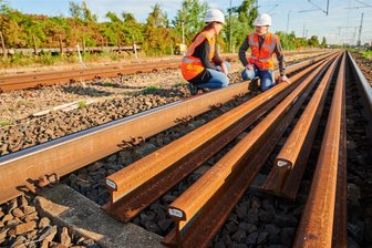 Bahnhof Flöha: Woher kommt der durchdringende Alarmton? - Bei Gleisbauarbeiten (Symbolbild) gibt es besondere Vorschriften zum Schutz der Arbeiter.
