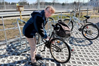 Bahnhof Frankenstein: Millionen für Umbau - Radfahrer unzufrieden - Susann Holzhey aus Oberschöna fährt mit dem Rad zum Bahnhof Frankenstein.