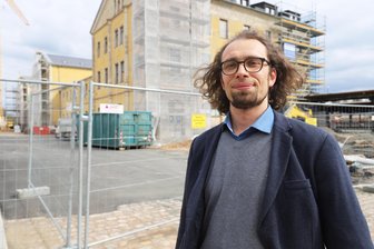Bahnhof Freiberg: Das haben die Stadträte beschlossen - Richtungsentscheidung: Freibergs Bürgermeister Martin Seltmann 2025 vor dem Bahnhof.