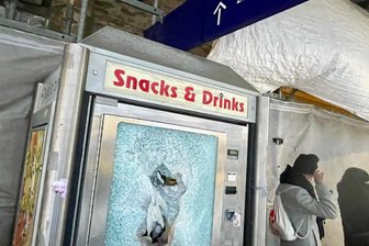Bahnhof Freiberg: Ermittlungen nach Beschädigung von Snackautomat - Vandalismus: Der Snackautomat am Bahnsteig 1 des Freiberger Bahnhofes wurde beschädigt.