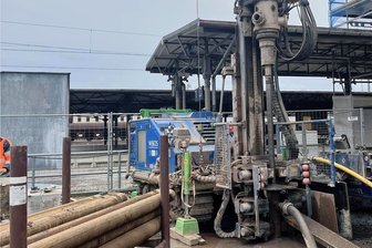 Bahnhof Freiberg soll mit Erdwärme beheizt werden - Am Freiberger Bahnhof hat am Donnerstag eine Probebohrung für die künftige Beheizung des Komplexes mit Erdwärme begonnen. 
