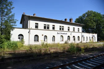 Bahnhof im Vogtland als Gefahr: Steinbrocken fallen von Gebäude - Das Bahnhofsgebäude in Bad Brambach befindet sich in privatem Besitz.
