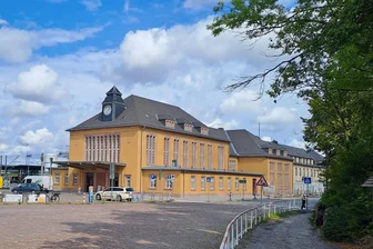 Bahnhof in Glauchau: Erste Gewerberäume vermietet - In der sanierten Bahnhofshalle in Glauchau sind die ersten Gewerberäume vermietet.