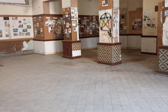 Bahnhof Lengenfeld: Empfangshalle nach Kritik wieder besenrein - Gerade noch ein Trümmerfeld, jetzt zumindest besenrein. Die Empfangshalle des Bahnhofs Lengenfeld.