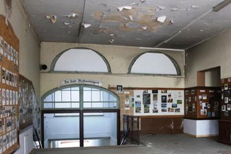Bahnhof Lengenfeld kommt am Freitag unter den Hammer - Innen pfui! Jeder, der zum Zug will oder von dort kommt, muss die Bahnhofshalle durchqueren - und sich am besten dabei die Nase zuhalten.