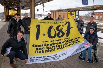 Bahnhof Mittweida wird barrierefrei: Deutsche Bahn plant Umbau - Ein überdimensionaler Merkzettel: das „Post-it“ zu den 1087 Unterschriften.