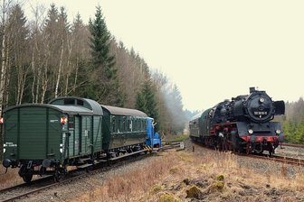 Bahnhof Muldenberg: Wo ein Bahnfan das Hauptproblem sieht - Nur eine Weiche fehlt in Muldenberg zum Anschluss eines historischen Abschnitts der Linie Chemnitz-Aue-Adorf an das Netz der Vogtlandbahn - hier mit einem Sonderzug 2016.