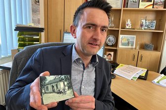 Bahnhof Naundorf soll zu neuem Leben erwachen - René Straßberger, CDU-Bürgermeister der Gemeinde Bobritzsch-Hilbersdorf, mit einer historischen Aufnahme vom Bahnhof Naundorf. Das Gebäude soll zu einem Bürger- und Vereinshaus umgebaut und dabei auch die Fassade wieder hergerichtet werden.