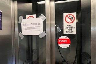 Bahnhof Reichenbach: Versperrter Zugang zur Vorhalle beschäftigt Juristen - Die Deutsche Bahn hat alle Aufzüge am Reichenbacher Bahnhof abgeschaltet.