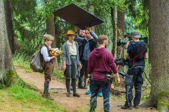 Bahnhof und Stausee: Perfekte Kulisse für Fernsehserie - "Für mein Traum, meine Geschichte" wurde am Stausee in Schönheide gedreht. In dieser Szene spielen Jenö Stillmark den jungen Thor Heyerdahl und Jule Böwe seine Mutter. 