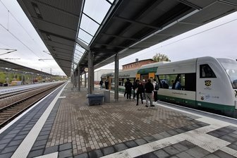 Bahnhof Werdau: Fehlende Bänke werden noch ergänzt - An den Bahnsteigen des Bahnhofes Werdau fehlen derzeit noch Bänke.