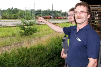 Bahnhof Werdau: Heftiger Stromschlag tötet jungen Mann - Wilfried Kuntze (rechts) und sein Kollege Denny Trumboldt wurden zum Schichtwechsel Ohrenzeugen des Unfalls auf Bahnsteig 4. Dort stand ein Containerzug, auf den der 22-Jährige kletterte.