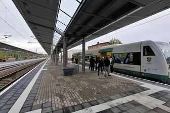 Bahnhof Werdau: Reisende monieren tropfende Überdachungen und fehlende Bänke - Die neu installierten Überdachungen an den Bahnsteigen in Werdau sind nicht dicht.