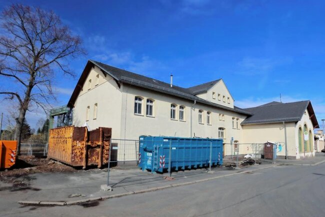 Bahnhof Werdau: Stadtrat vergibt Auftrag für den Abriss - Die Entkernungsarbeiten der Gebäude des Werdauer Bahnhofes laufen bereits auf Hochtouren.