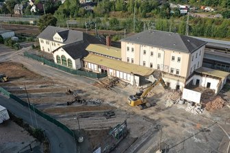 Bahnhof Werdau: Vorbereitungen für den Komplettabriss sind vorerst gestoppt - Aus der Vogelperspektive ist gut sichtbar, wie weit die Arbeiten am Bahnhof Werdau bereits fortgeschritten waren. Nun ruhen die Maßnahmen erst einmal.