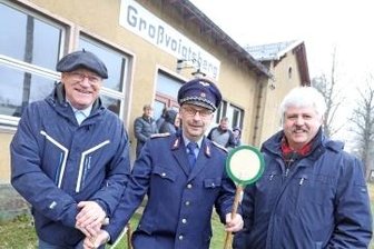 Bahnhof wird zum Vereinsdomizil - Dietmar Straube (l.) und Mario Elsner (Förderverein Zellwaldbahn) setzen mit Rathauschef Volkmar Schreiter (r.) zum ersten Spatenstich für die Sanierung an.
