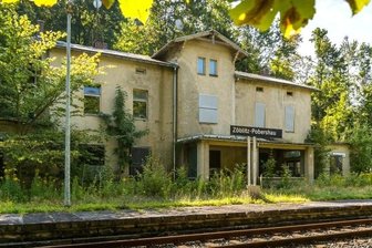 Bahnhof Zöblitz für 21.000 Euro versteigert - Wanderer, die auf dem Pockautalweg unterwegs sind, gehen direkt am verwaisten Bahnhofsgebäude vorbei.