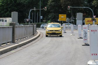 Bahnhofsbrücke teilweise freigegeben - Vor der Freigabe wurden am Montag noch viele Schilder und Warnbaken umgestellt oder weggeräumt...