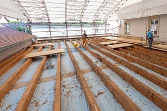 Bahnhofsdach-Reparatur droht zum Millionengrab zu werden - Im Juli dieses Jahres war das defekte Dach geöffnet worden, danach führte das Rochlitzer Vermessungsbüro Stoklossa Vermessungsarbeiten durch. Die Dachkonstruktion muss komplett gewechselt werden.