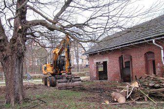 Bahnhofsgarten Geringswalde: Sanitärarbeiten können starten - Mitte März war das Gelände am Bahnhof urbar gemacht worden. Dort entsteht der sogenannte Bahnhofsgarten.