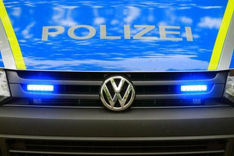 Bahnhofsgebäude in Cainsdorf mit Nazi-Symbolen beschmiert - Polizei sucht Zeugen - Der Cainsdorfer Bahnhof wurde mit verfassungsfeindlichen Symbolen besprüht.