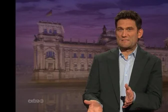 Bahnhofsposse im Vogtland: So berichtet das Satiremagazin „Extra3“ - Christian Ehring hat in der Sendung „Extra3“ die Bahnhofsposse von Zwotenal aufgegriffen.