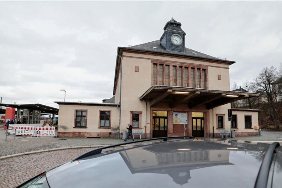 Bahnhofssanierung beginnt mit Trockenlegung - Das Bahnhofsgebäude gehört der Stadt Glauchau und soll saniert werden.